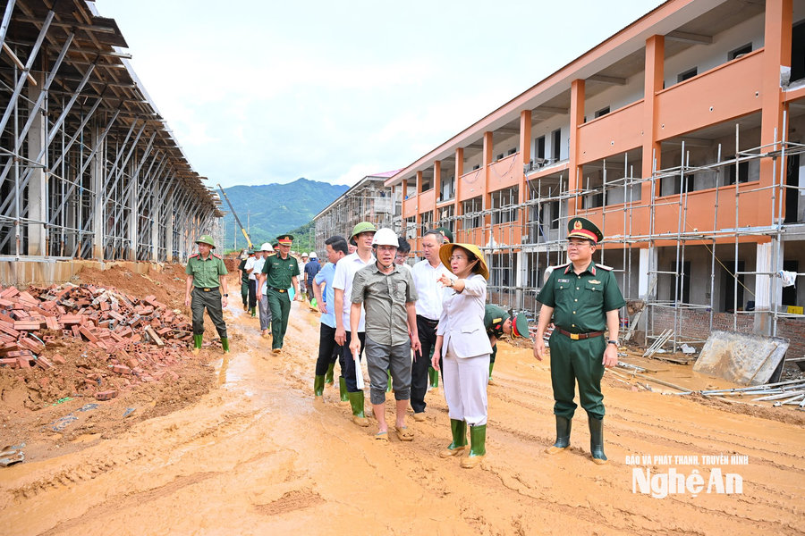 Phó Bí thư Tỉnh ủy Võ Thị Minh Sinh kiểm tra tiến độ thi công Dự án Trường Phổ thông dân tộc nội trú liên cấp tại các xã Tri Lễ và Quế Phong