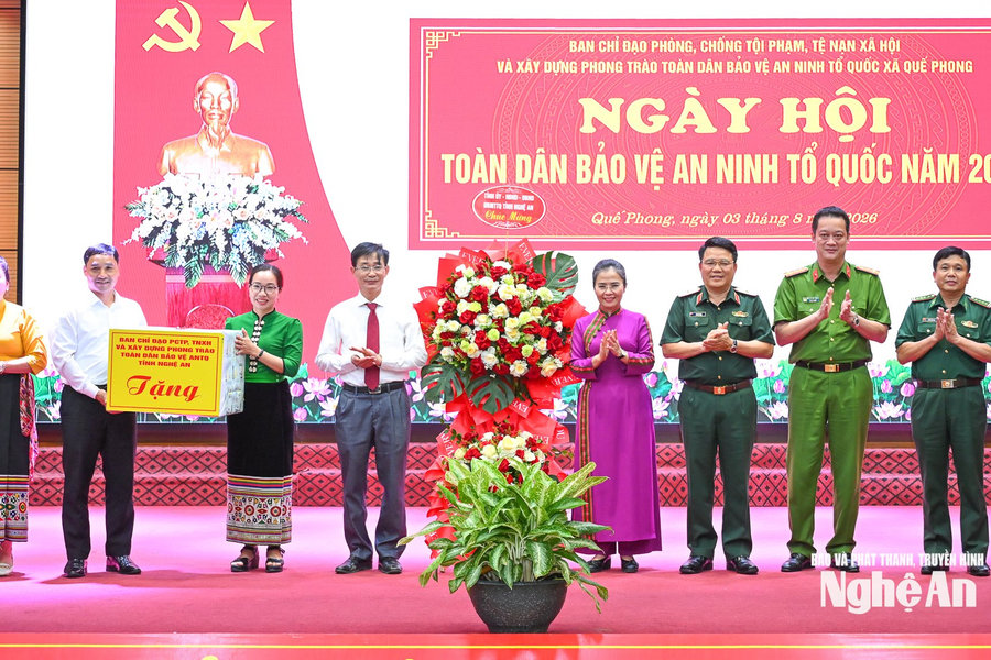 Phó Bí thư Tỉnh ủy Võ Thị Minh Sinh dự ngày hội "Toàn dân bảo vệ an ninh Tổ quốc" tại xã Quế Phong