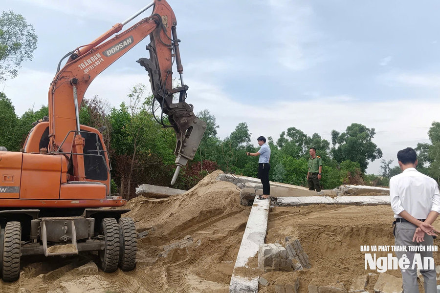 Vụ lăng mộ xây dựng trên đất trồng cây lâu năm: Đông Lộc ấn định thời hạn xử lý công trình còn lại