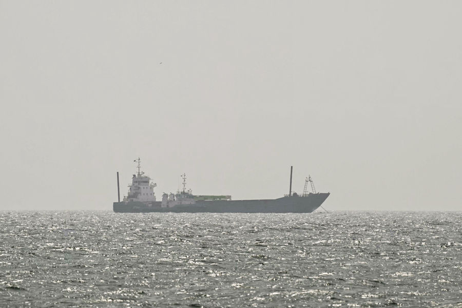 Tàu chở hàng trúng đạn ở Hormuz giữa lúc ông Trump tuyên bố đàm phán mở lại eo biển