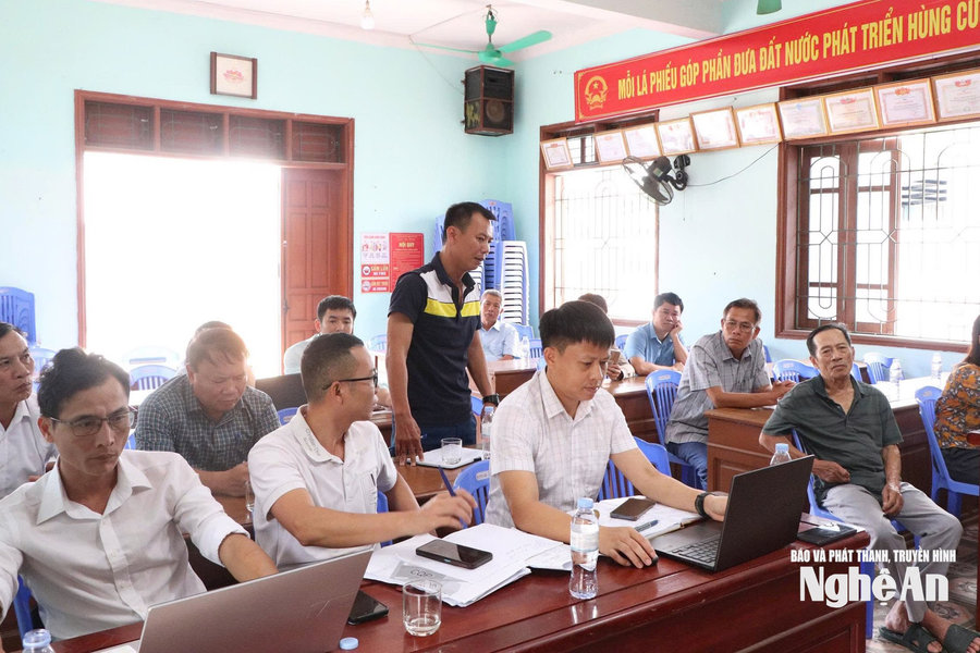 UBND xã Đông Lộc làm việc với các cá nhân liên quan xác minh quá trình xây dựng lăng mộ trên đất trồng cây lâu năm