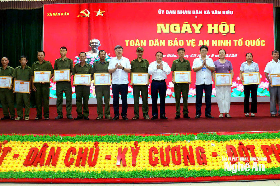 Phó Chủ tịch Thường trực HĐND tỉnh Dương Đình Chỉnh dự Ngày hội “Toàn dân bảo vệ an ninh Tổ quốc” tại xã Văn Kiều