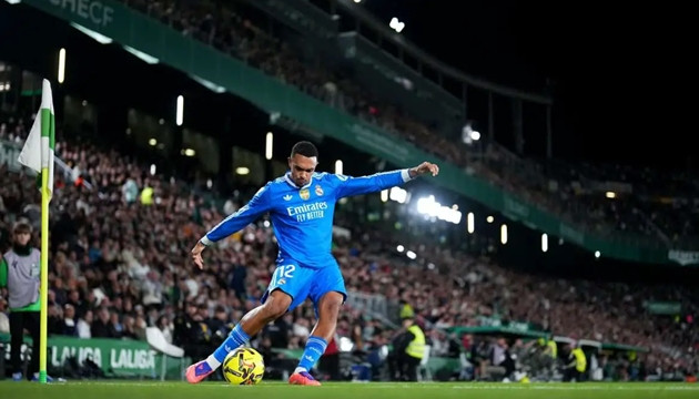 Mourinho thử nghiệm Alexander-Arnold ở trung lộ để tối ưu Dumfries tại Real Madrid