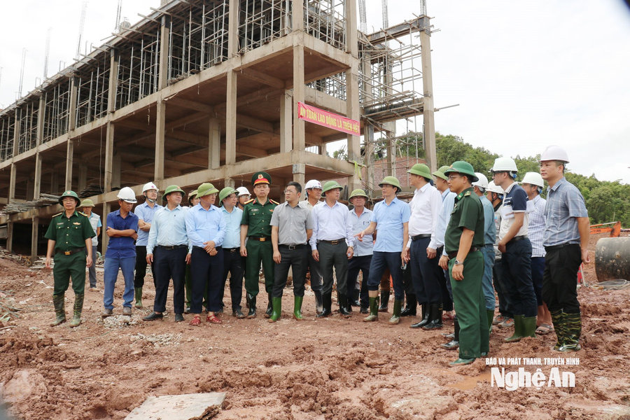 Phó Bí thư Thường trực Tỉnh ủy Nghệ An kiểm tra tiến độ xây dựng các trường nội trú liên cấp