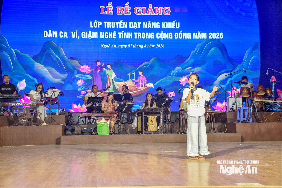 Dàn nhạc sống vào nhịp cùng thí sinh trước Vòng chung khảo “Tìm kiếm tài năng Dân ca Ví, Giặm Nghệ Tĩnh” năm 2026