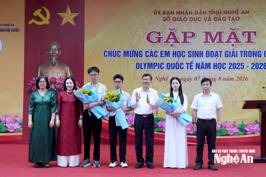 Nghệ An gặp mặt, chúc mừng học sinh đoạt giải Olympic quốc tế năm học 2025-2026