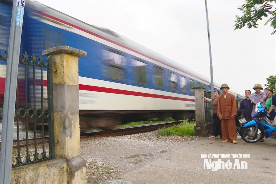 Xử lý đường ngang kiểu “lòng vòng” ở Hoàng Mai