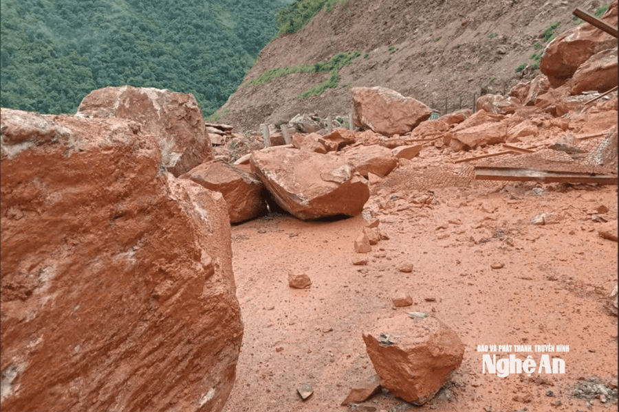 Xuyên trưa phá đá thông đường sau sạt lở ở xã vùng cao Nghệ An