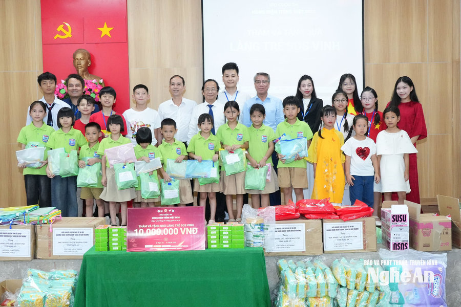 Hành trình 'Về nguồn - Theo dấu chân Bác'