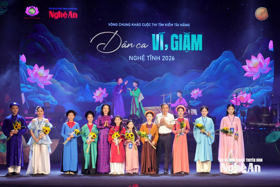 Những giọng ca nhỏ tuổi thắp sáng đêm mở màn chung khảo "Tìm kiếm tài năng dân ca ví, giặm Nghệ Tĩnh"