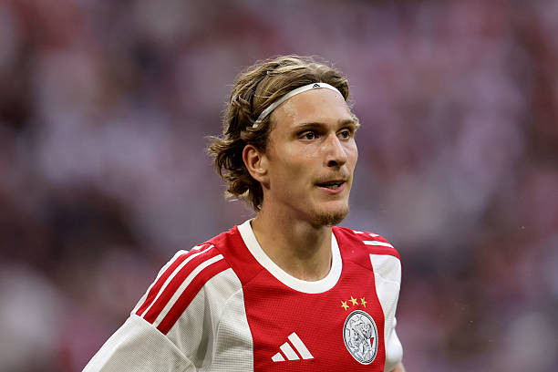 Mika Godts từng ở rất gần Barcelona và Bayern Munich trước khi được PSG theo đuổi sát sao