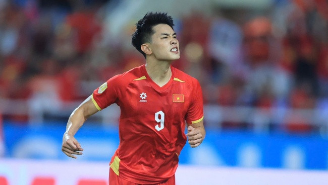 Đình Bắc rực sáng với cú đúp giúp tuyển Việt Nam thắng Campuchia 3-1, chia sẻ về cuộc đua vị trí