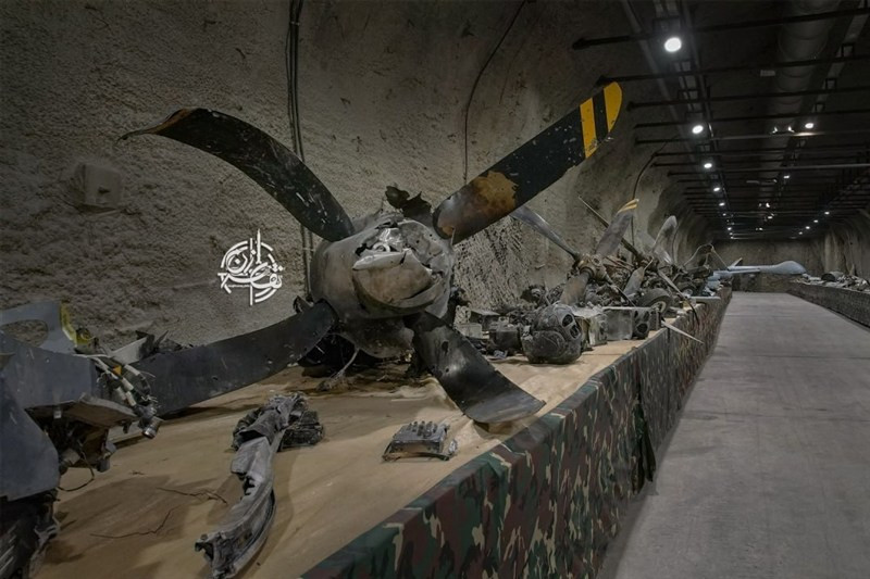 Iran công khai trưng bày mảnh vỡ máy bay F-15E Strike Eagle và UAV của Mỹ trong hầm ngầm