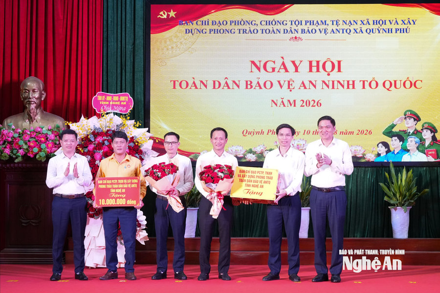Phó Bí thư Thường trực Tỉnh ủy Hoàng Nghĩa Hiếu dự ngày hội 'Toàn dân bảo vệ an ninh Tổ quốc' tại xã Quỳnh Phú