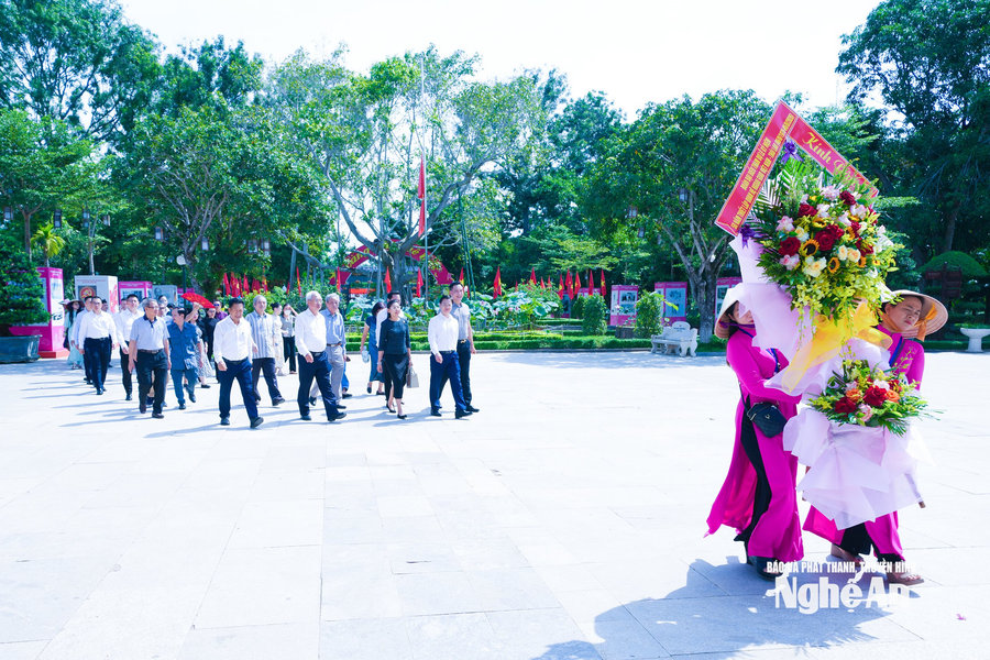Đoàn đại biểu dự kỷ niệm 50 năm Ngày thiết lập quan hệ ngoại giao Việt Nam - Thái Lan dâng hương tại Kim Liên