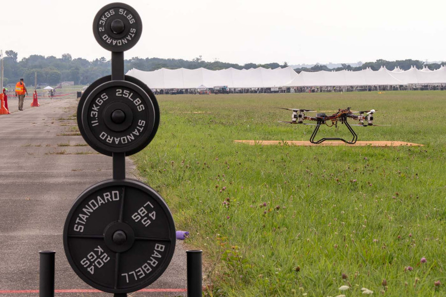 Thử nghiệm giới hạn tải trọng của drone quân sự tại cuộc thi DARPA Lift Challenge ở Mỹ