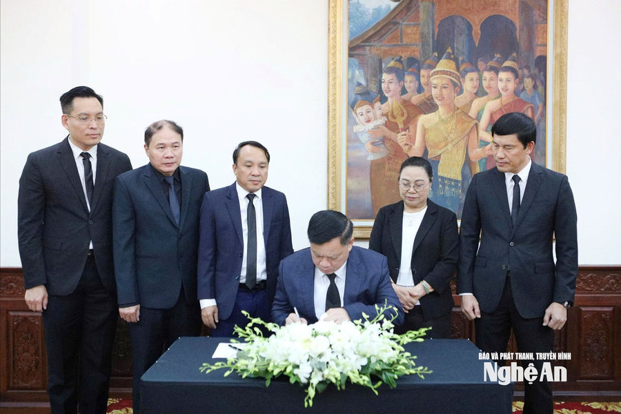 Đoàn đại biểu tỉnh Nghệ An viếng Chủ tịch Quốc hội Lào