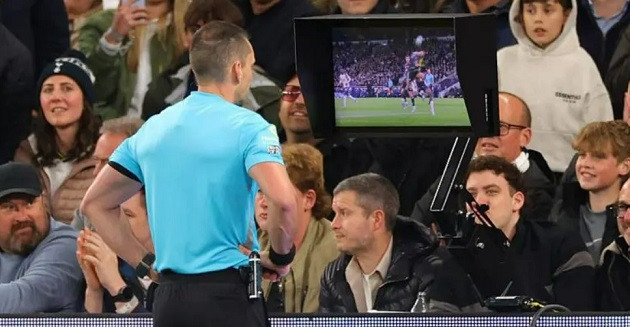UEFA quyết định giảm bớt can thiệp VAR nhằm trả lại vị trí trung tâm cho các trọng tài