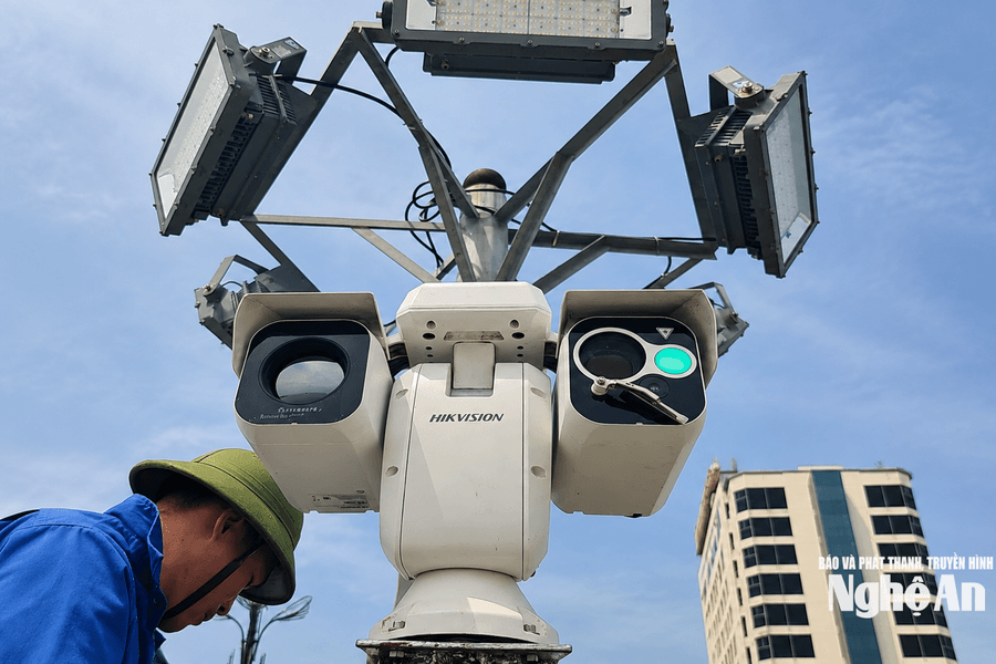 Cửa Lò lắp camera AI tầm xa, tăng giám sát bãi biển 24/24h