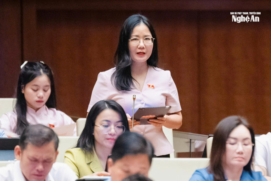 Đại biểu Nguyễn Thị Minh Tú đề nghị minh bạch cấp băng tần, giảm thủ tục, rõ cơ chế chia sẻ hạ tầng viễn thông