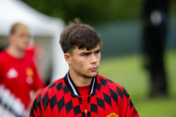 Tài năng trẻ Harry Amass trở thành giải pháp lý tưởng cho hành lang trái Manchester United
