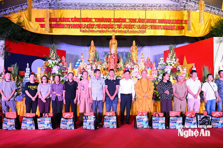 Trang nghiêm Đại lễ cầu siêu tưởng niệm các Anh hùng liệt sĩ tại Nghĩa trang Liệt sĩ Việt - Lào