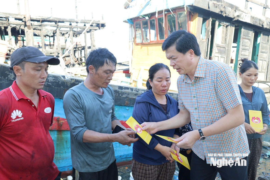 Phó Chủ tịch Thường trực Mặt trận Tổ quốc tỉnh trao quà hỗ trợ các gia đình có tàu cá bị cháy