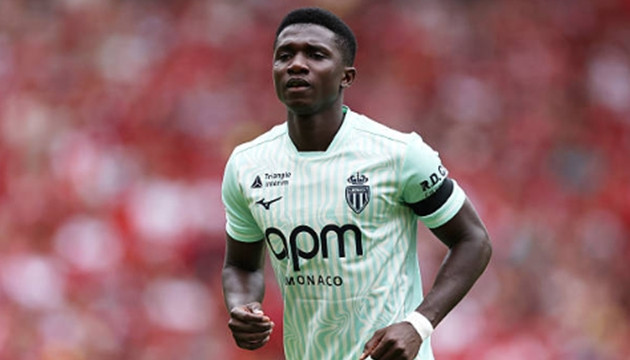 Manchester United gia nhập cuộc đua chiêu mộ tiền vệ Lamine Camara nhằm nâng cấp tuyến giữa
