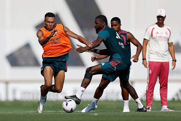 Danh sách 4 bom tấn tỷ bảng của Rio Ferdinand và thực tế phũ phàng tại Man United
