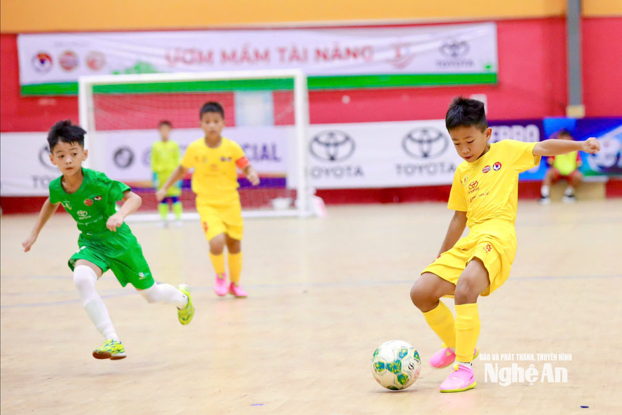 U9 Sông Lam Nghệ An thắng đậm H.Y.S Hà Nội, giành ngôi nhất bảng C