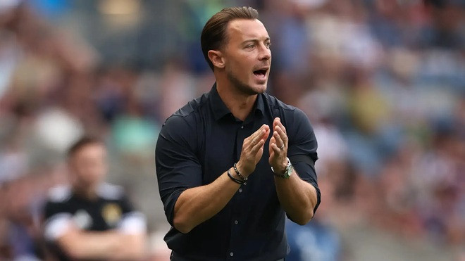 HLV Matthias Jaissle lo ngại Newcastle vỡ trận trước Liverpool vì khủng hoảng tuyến giữa