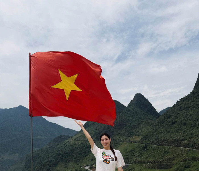 Hoa hậu Lương Thùy Linh gây chú ý khi khoe gương mặt mộc rạng rỡ giữa thiên nhiên vùng núi