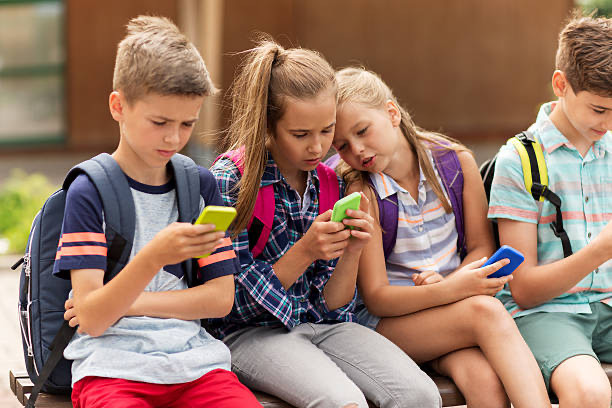 Cho trẻ dưới 12 tuổi dùng smartphone: Những tác hại cha mẹ không nên xem nhẹ