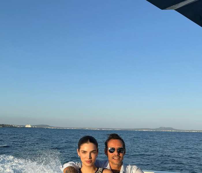 Á hậu Miss Universe Nadia Ferreira tái xuất rạng rỡ bên chồng Marc Anthony sau khi sinh con