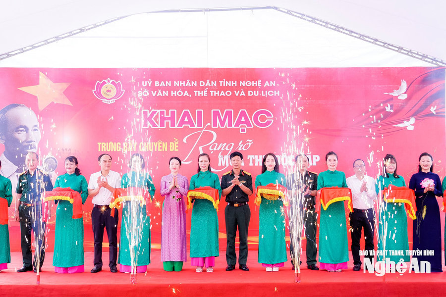 Khai mạc trưng bày chuyên đề "Rạng rỡ mùa Thu Độc lập"