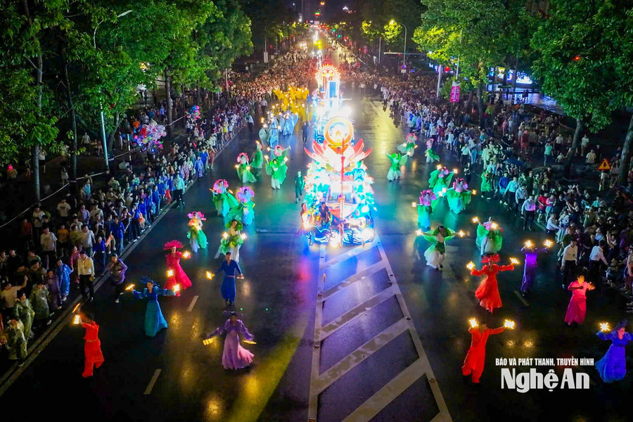 Hàng nghìn người đội mưa sôi động cùng Carnival Nghệ An 2026 "Ánh dương bất tận"