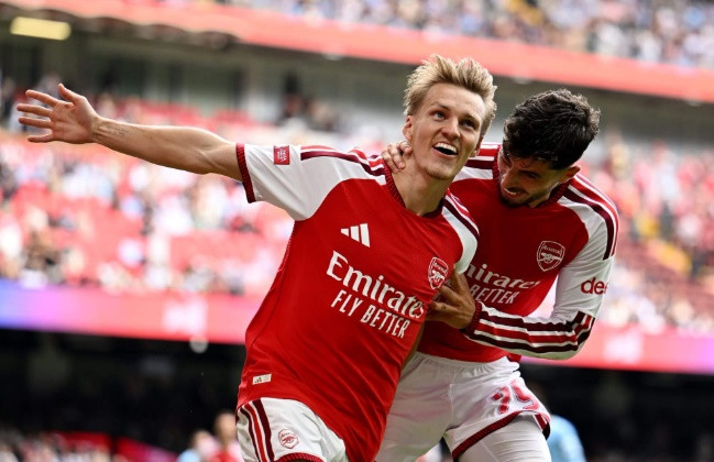Martin Odegaard rực sáng giúp Arsenal hạ Man City ở Siêu cúp Anh sau hai năm chấn thương