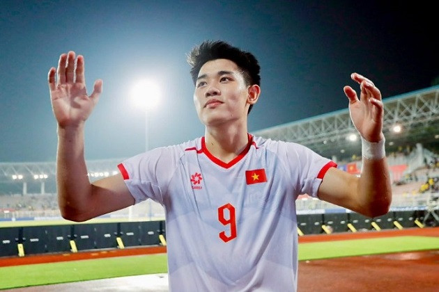 Thắng Malaysia 2-0, HLV Kim Sang-sik vẫn lo bài toán treo giò của Đình Bắc và Xuân Mạnh