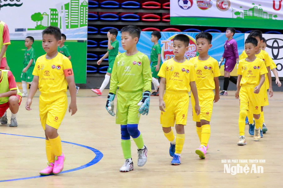 U9 Sông Lam Nghệ An đánh bại U9 Phú Thọ, giành vé vào tứ kết