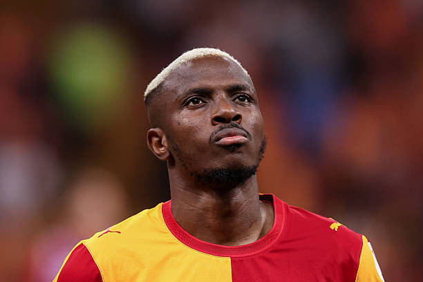 Arsenal chưa tiến hành đàm phán mua Victor Osimhen để dồn lực chiêu mộ Julian Alvarez