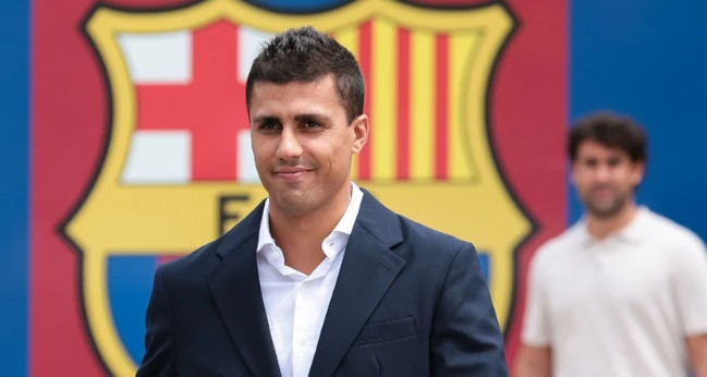 Barcelona vượt mặt Real Madrid chiêu mộ Rodri với giá 76,5 triệu Euro từ Manchester City