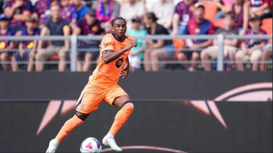 MU quyết chiêu mộ Alejandro Balde nhưng sản phẩm La Masia công khai từ chối đến Old Trafford