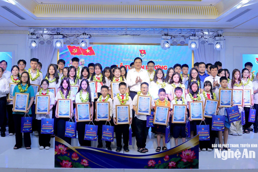 Tuyên dương 51 học sinh xuất sắc khối các cơ quan Đảng tỉnh Nghệ An
