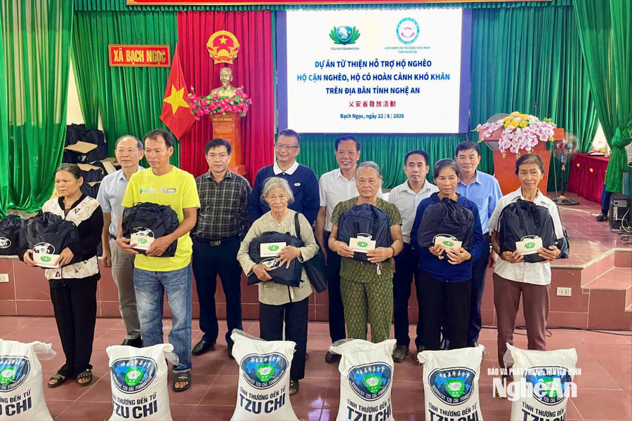 Tặng 2.600 suất quà cho các hộ nghèo, có hoàn cảnh khó khăn tại Nghệ An