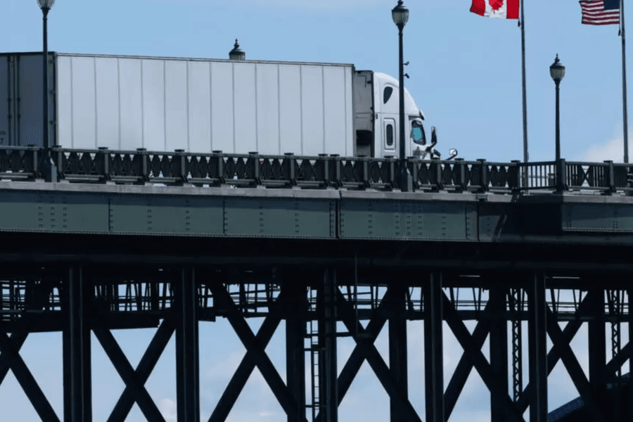 Thuế quan 50% của Tổng thống Trump: Canada xoay trục giảm phụ thuộc Mỹ