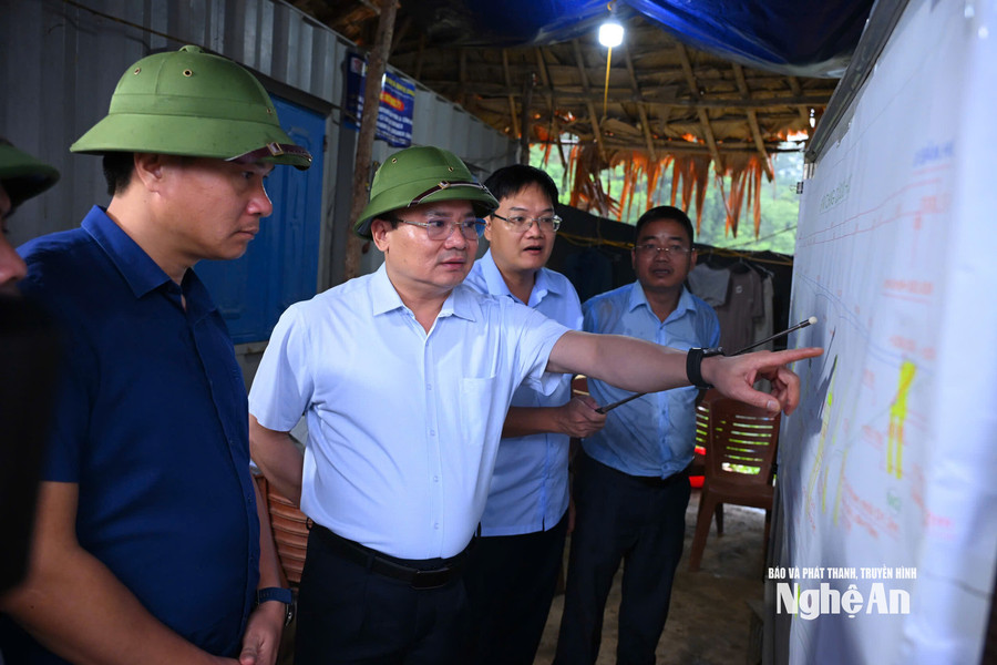 Phó Chủ tịch UBND tỉnh Phùng Thành Vinh kiểm tra các dự án hạ tầng tại các xã Hữu Khuông và Nhôn Mai
