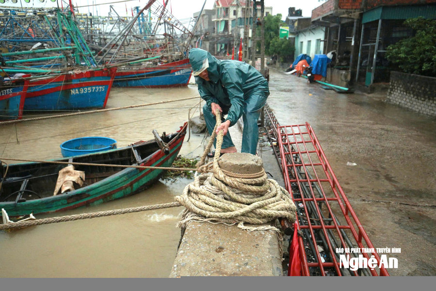 Nghệ An khẩn trương kêu gọi tàu cá về tránh trú bão số 4