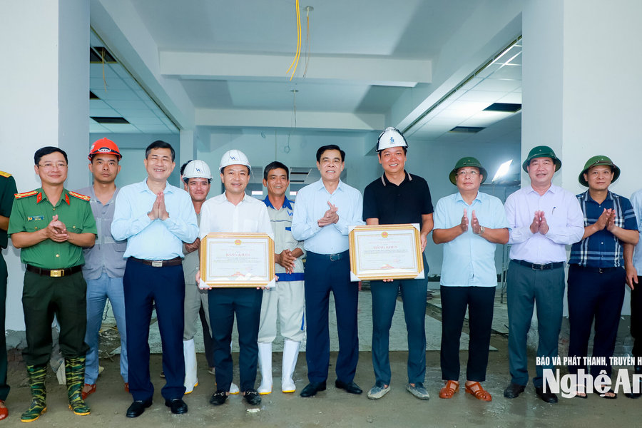 Chủ tịch UBND tỉnh Nghệ An khen thưởng đột xuất 2 nhà thầu trên công trường thi công trường nội trú liên cấp biên giới