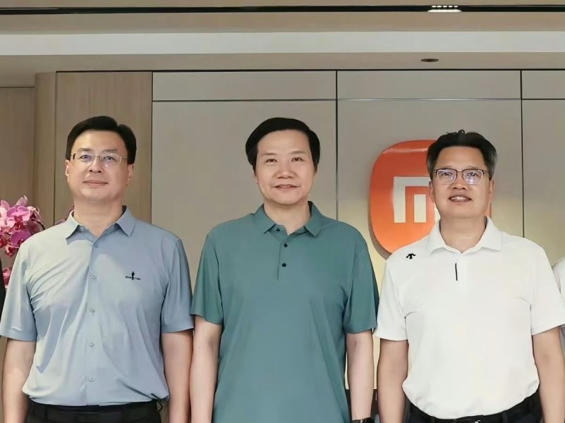 Xiaomi MIX Ultra lộ diện thiết kế gập đỏ tía: Bước nhảy vọt với chip Xring O3 và camera 200MP