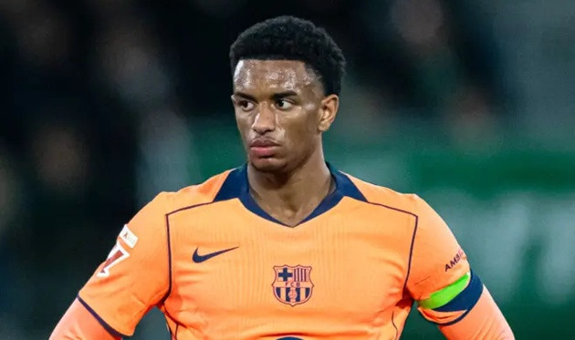 Manchester United đàm phán chiêu mộ Alejandro Balde khi cầu thủ bị gạch tên ở Barcelona